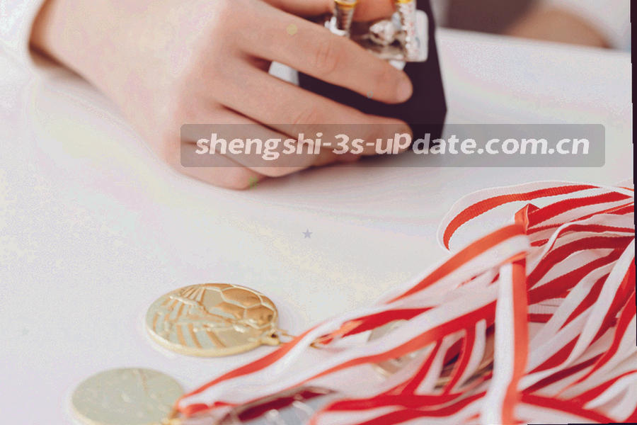 无正脸的文件桌面、印章与校对标记特写